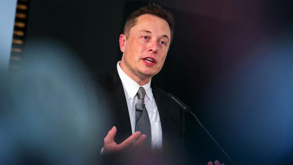 Zakaj Elon Musk zlahka gradi rakete, družinski avtomobil pa mu je pekel