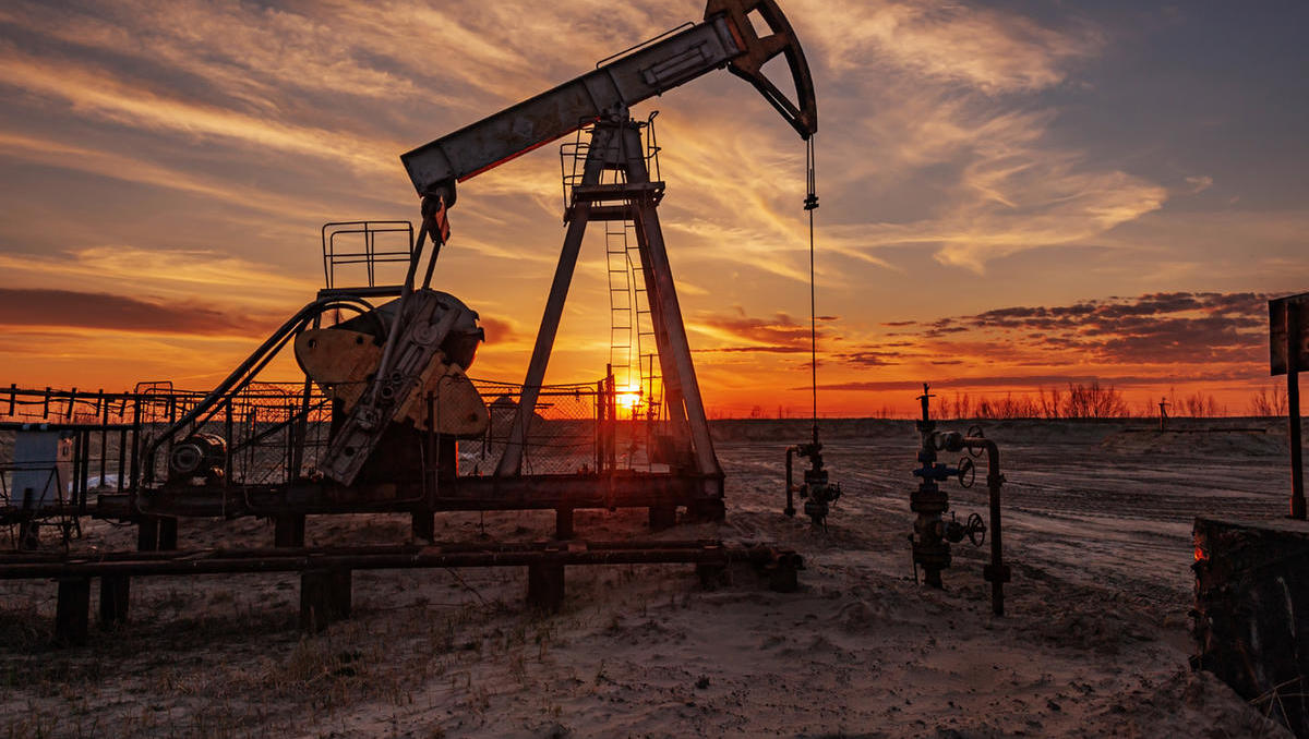 Cene nafte spet zrasle; Dubajsko letališče zaradi napada z dronom zaprto