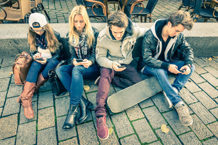 Mladi na telefonu, 02.11.2015 Foto: Shutterstock