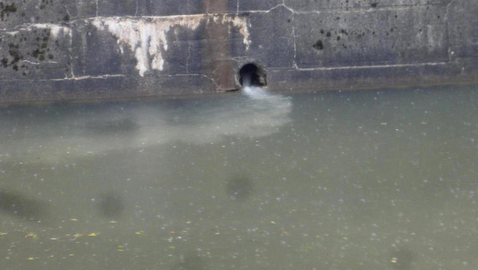(foto) Ob hudem nalivu pri Tromostovju v vodi razredčene fekalije 