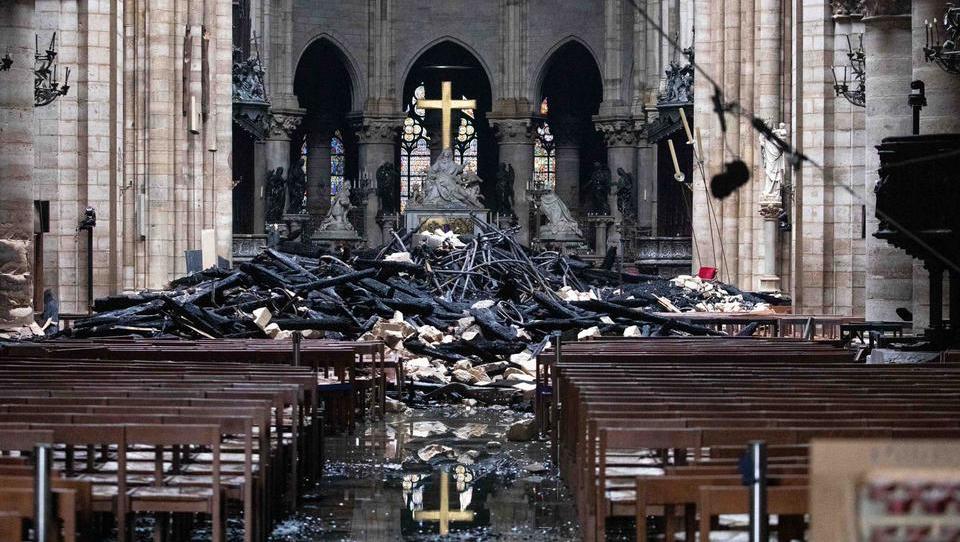 Notre-Dame v družbi uničenih in obnovljenih cerkva od Francije do Nove Zelandije