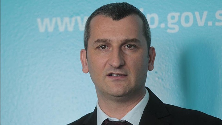 Minister Omerzel govori, Tesla ploska, Slovenec se za žep drži