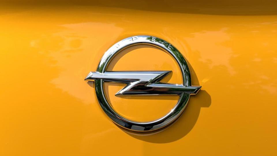 Posel je sklenjen! Opel v roke Francozov