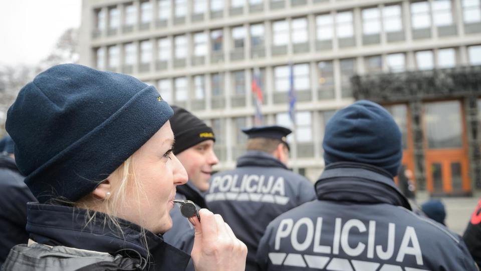 Policistom deset milijonov evrov, stavka »na čakanju«