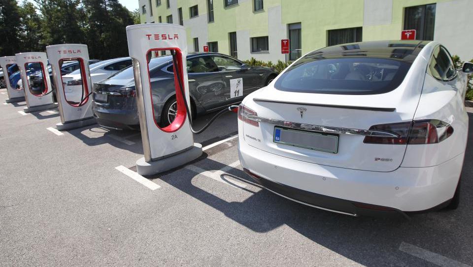 Tesla S ni čist, nasprotno, lahko je manj ekološki od bencinarja