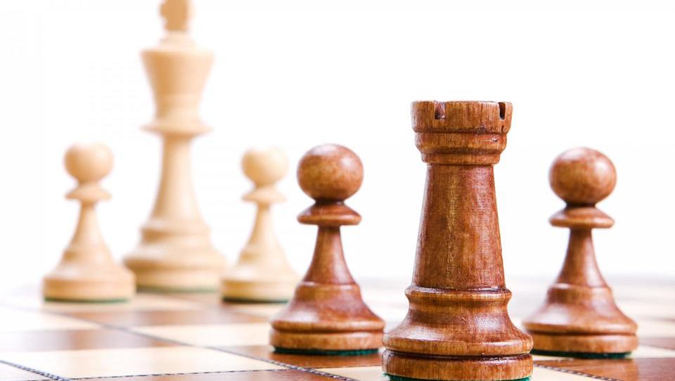 Kam z nekaj desetaki na mesec?