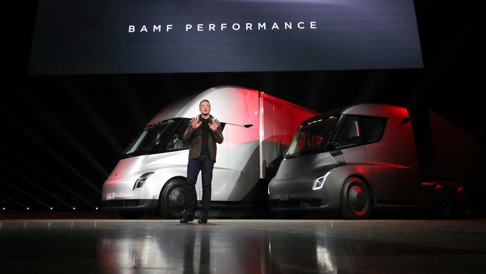 Elon Musk razkril e-tovornjak, naši kamionarji pa so hladni kot špricer 
