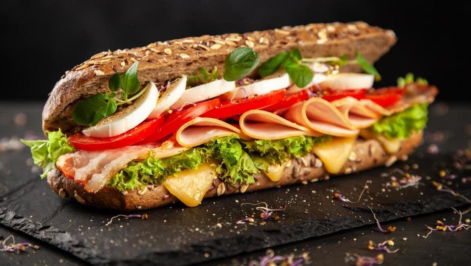 Kako je angleški grof »izumil« sendvič, da je lahko jedel med kartanjem