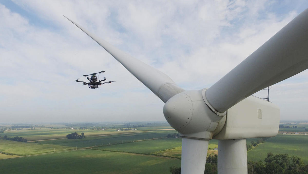 Rencontrez une startup qui utilise des drones pour inspecter des éoliennes de 150 mètres