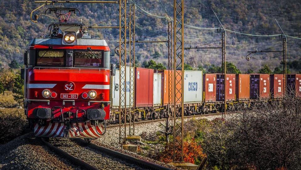 Kaj poganja hitro rast pretovora v Luki Koper in na Slovenskih železnicah 