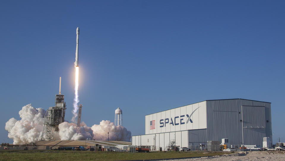 Vrednotenje SpaceXa temelji na stavi dosega Marsa in umetne inteligence