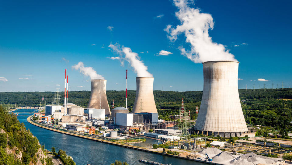 Jedrska renesansa: v svetu gradijo nove reaktorje in podaljšujejo obratovanje starih
