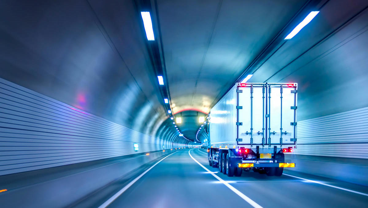 Logistična svetovalnica: kdo odgovarja za škodo, če blago pade s tovornjaka?