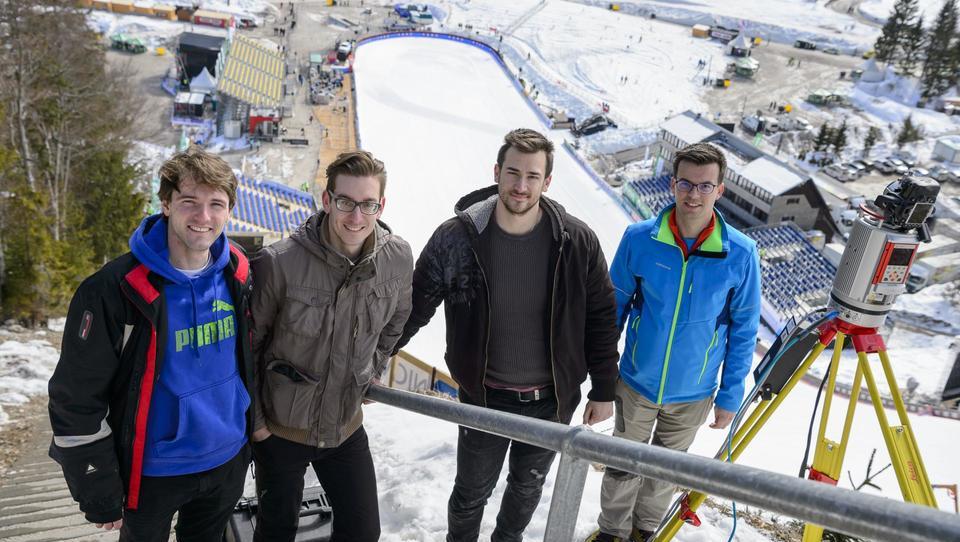 Kako študenti geodezije na finalih smučarskih skokov v Planici merijo debelino snežne odeje